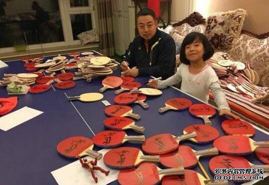 刘国梁到底有多爱乒乓球？客厅茶几都是球桌代替，为随时打球么？