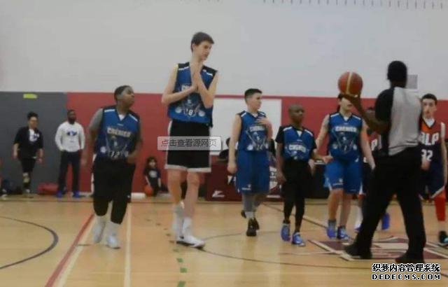 篮坛下一个姚明？十三岁男孩身高2米18，将来是否能进军NBA？