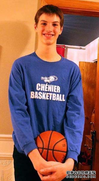 篮坛下一个姚明？十三岁男孩身高2米18，将来是否能进军NBA？