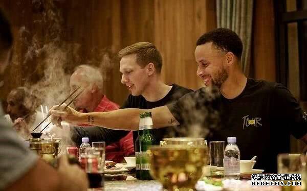 当NBA球星遇上中国美食：奥尼尔爱吃炒面和饺子，霍华德亲自烤串