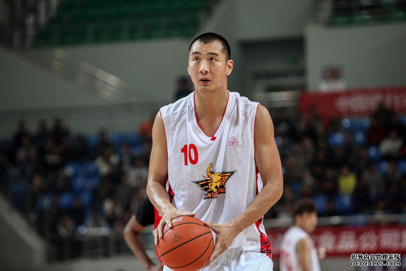 有能力打NBA却没去成的6位中国球员，最后一位太可惜了