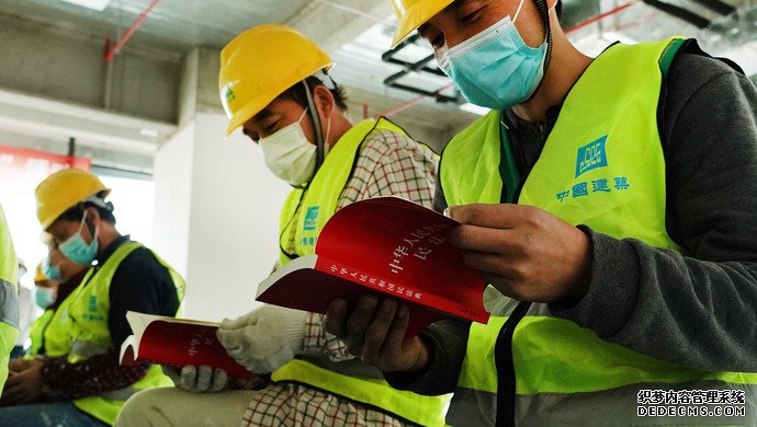 上海建筑工人们翻阅民法典新华社图