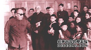 1962年，陈毅副总理勉励在少年围棋比赛中获奖的小选手。前排左起第三人为10岁的聂卫平，他获得第三名。