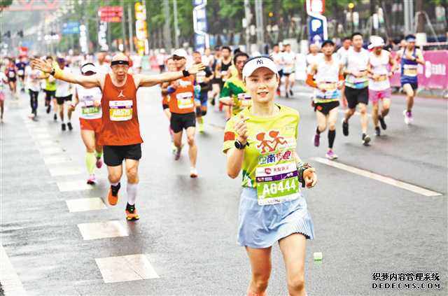 南滨路上，2021重庆长嘉汇半程马拉松比赛现场。（资料图片）记者 卢越 摄/视觉重庆